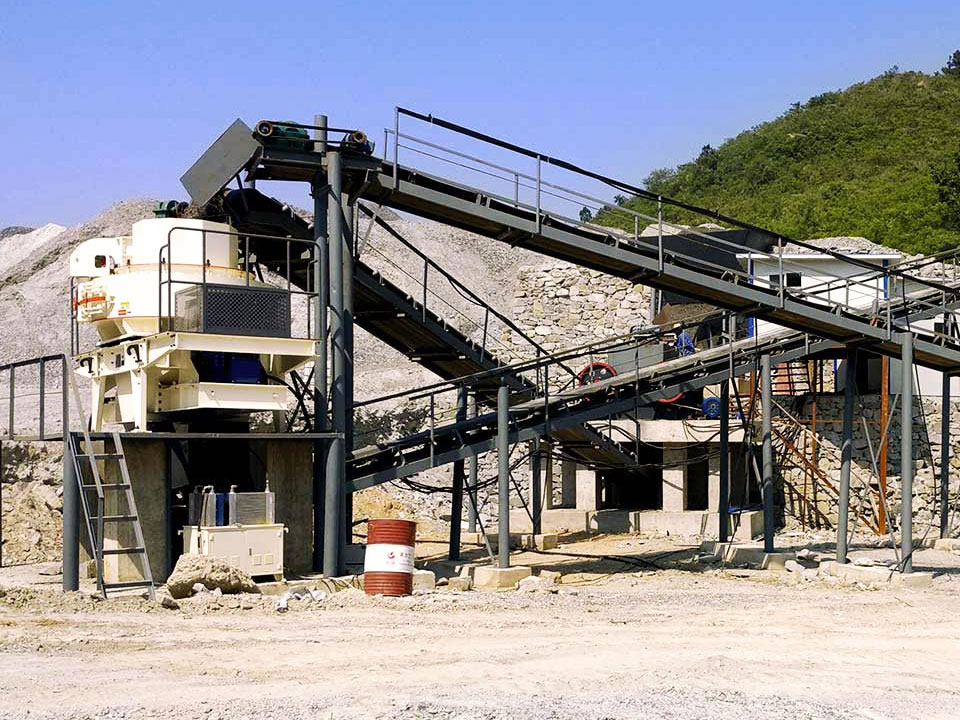 What crushing equipment does the entire machine sand production line have?